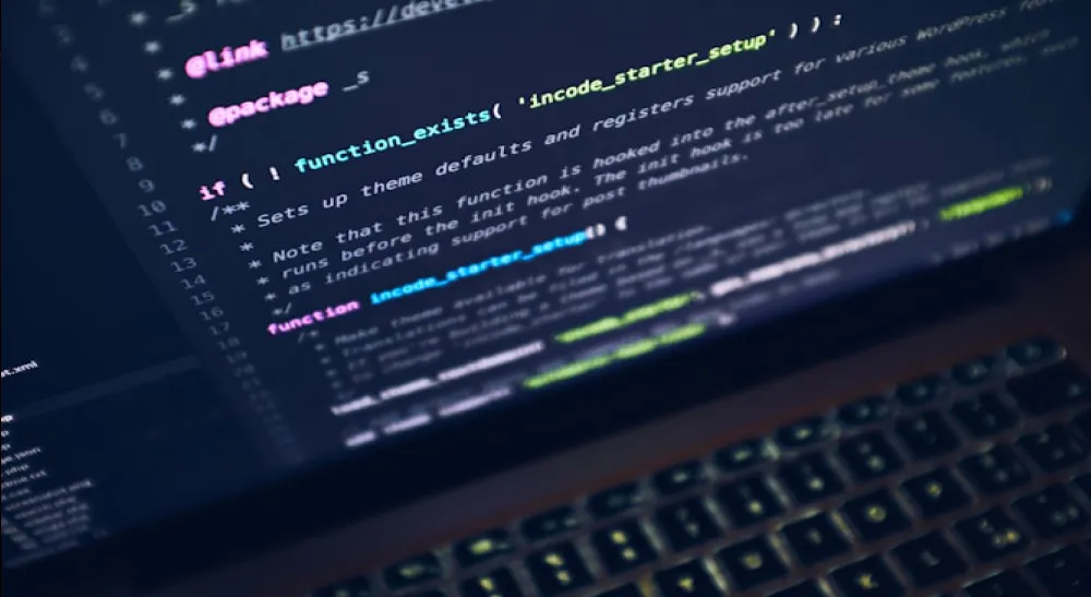 Código de programación mostrado en la pantalla de un portátil