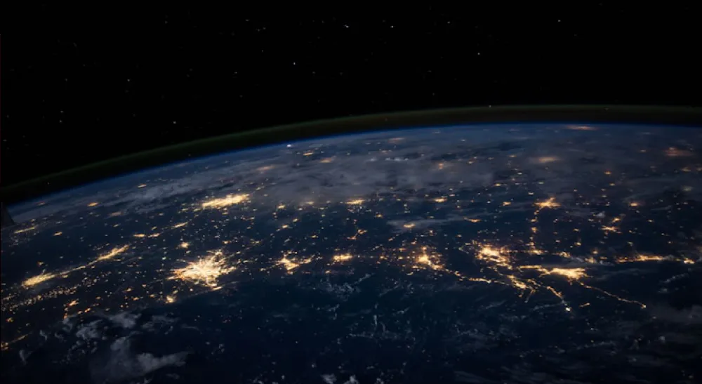 La Tierra iluminada de noche vista desde el espacio